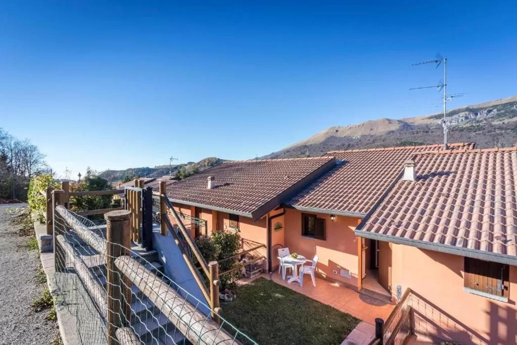 Casa Vacanze Rosalba Ferrara di Monte Baldo Exterior photo